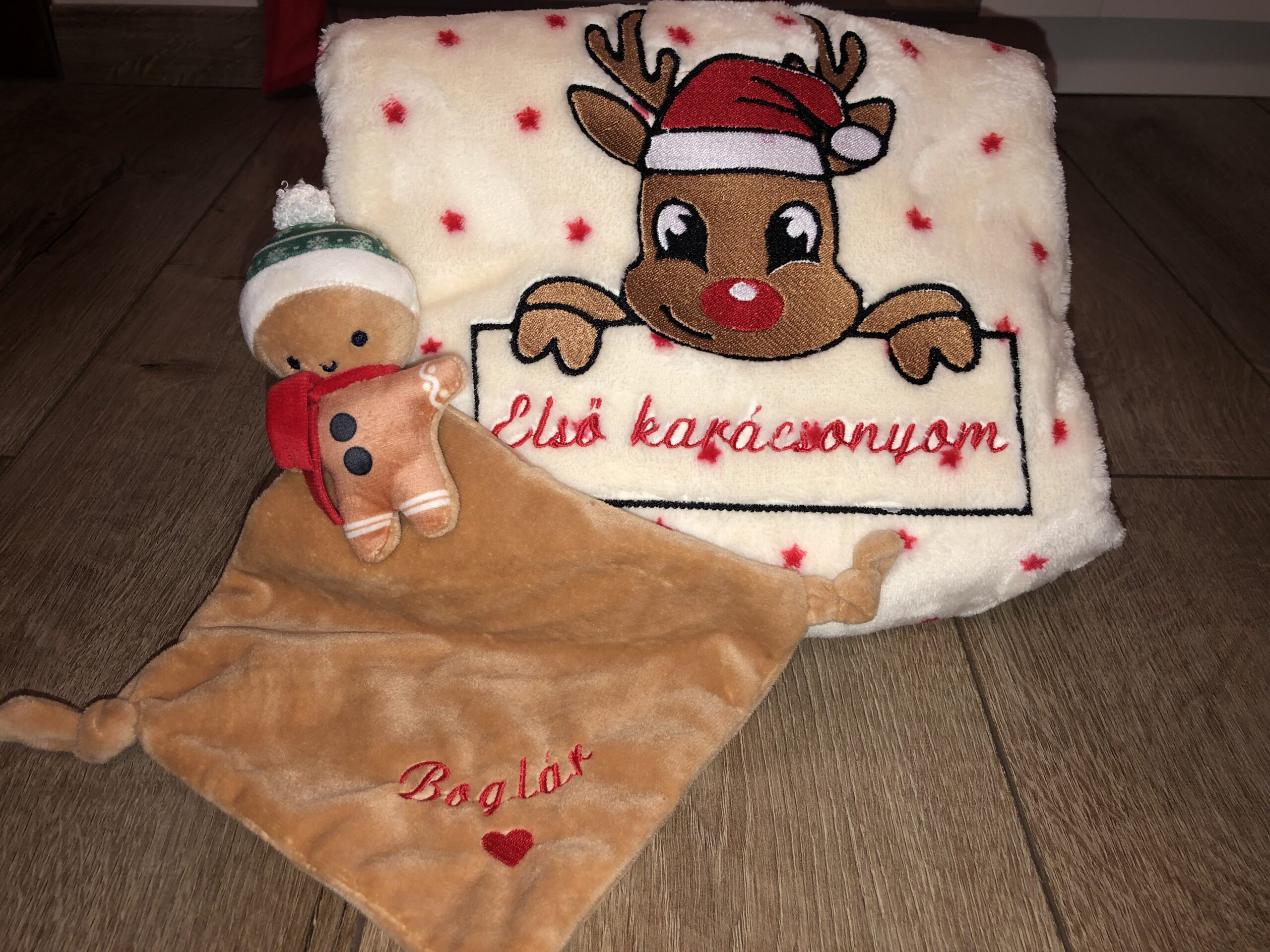Hímzett karácsonyi pléd szarvas mintával, egyedi felirattal, névre szóló alvókával