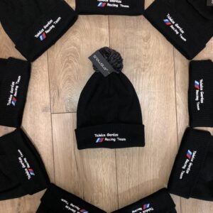 Hímzett téli sapka egyedi mintával